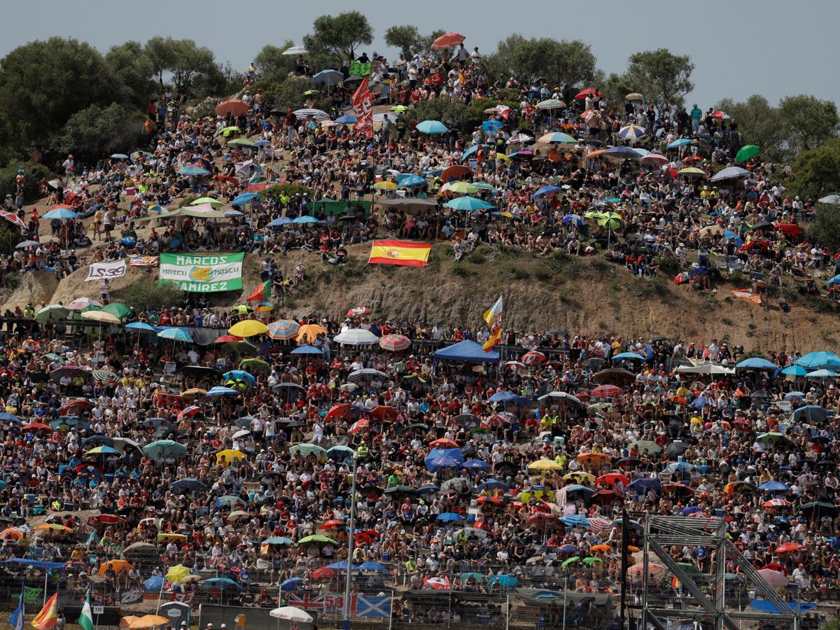 Foto: Aficionados viendo la carrersa del GP de España en Jerez, en 2022.(REUTERS Jon Nazca)