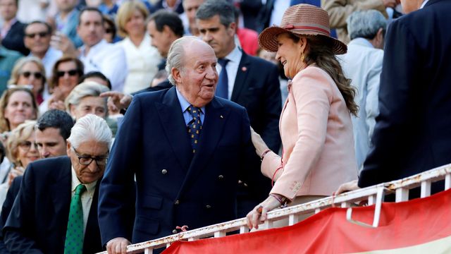 El rey Juan Carlos y la infanta Elena, en la plaza de toros de Las Ventas. (EFE)