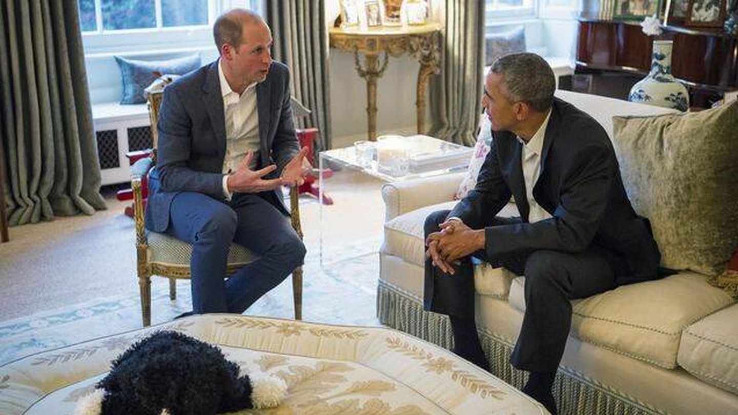 El príncipe Guillermo departe con Barack Obama en Kensington. (Reuters)