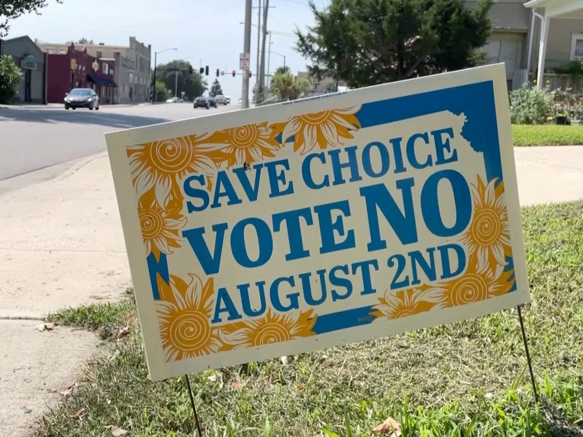 Foto: Cartel a favor del voto en defensa del aborto en Kansas. (Reuters/ Eric Cox)