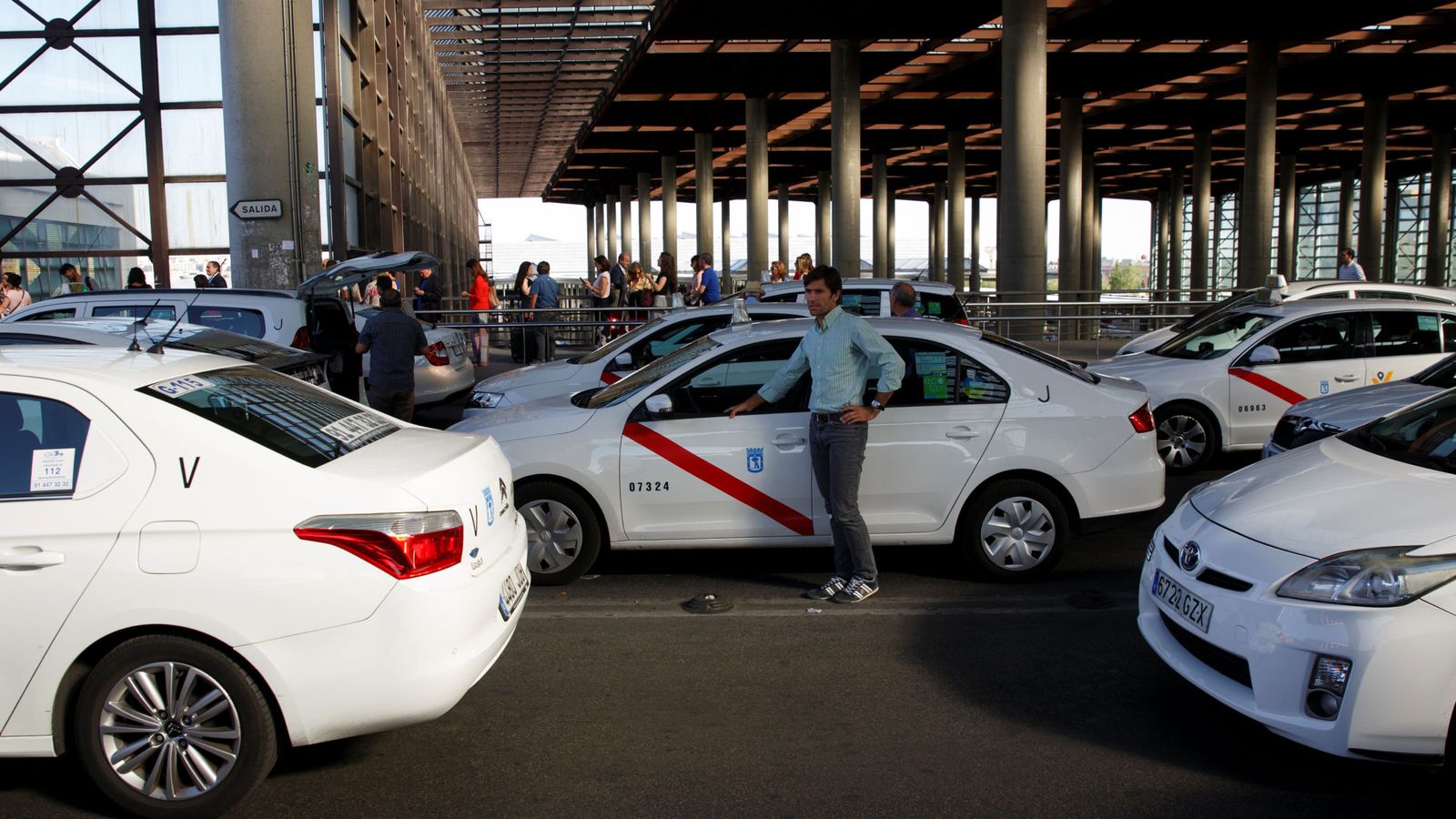 Foto: Taxistas en la estación de Atocha. (Reuters)