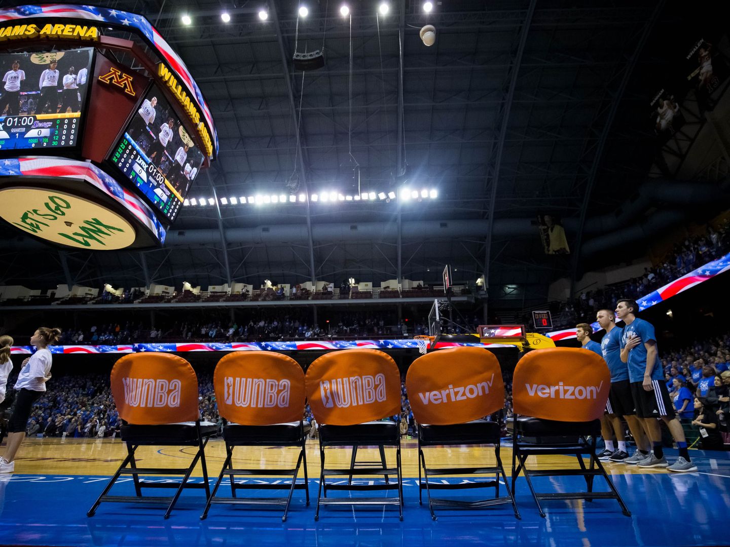 Las jugadoras de Los Angeles Sparks no salieron a escuchar el himno antes del primer partido de la final de la WNBA. (USA Today Sports)