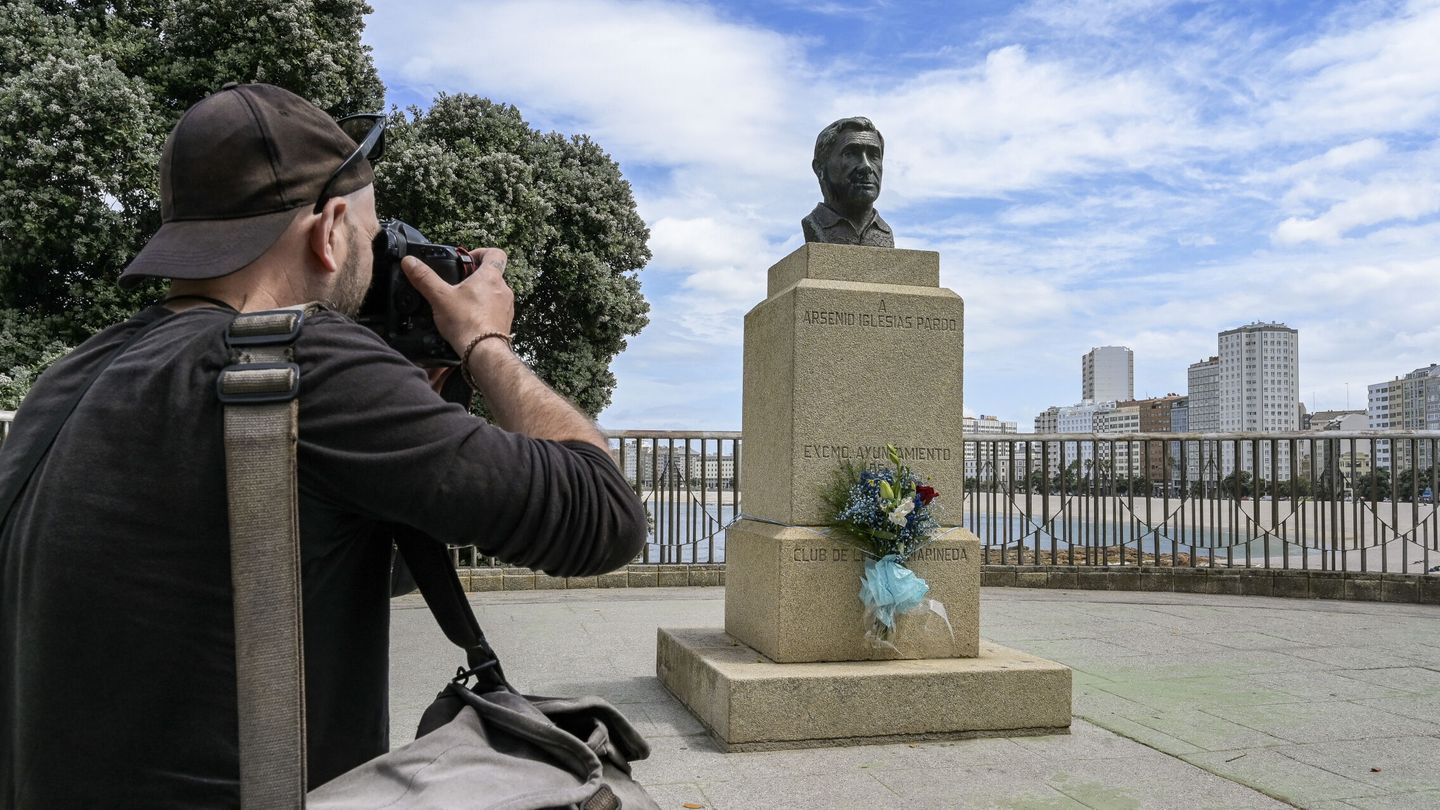 La estatua dedicada a Arsenio Iglesias, con unas flores tras su fallecimiento. (EFE/Luis Díaz)