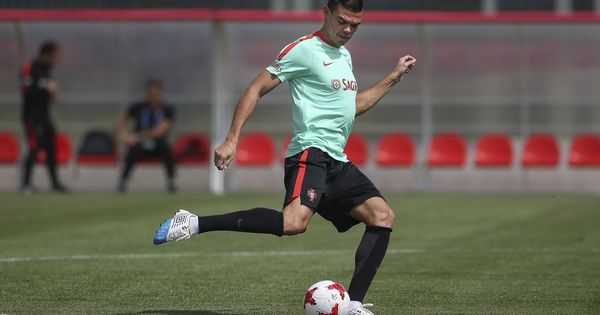 Foto: Pepe, entrenándose con Portugal. (EFE) 