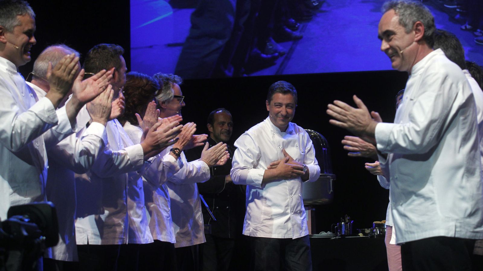 Foto: Ferran Adrià y otros chefs aplauden a Joan Roca, cocinero jefe del mejor restaurante del mundo. (iStock)