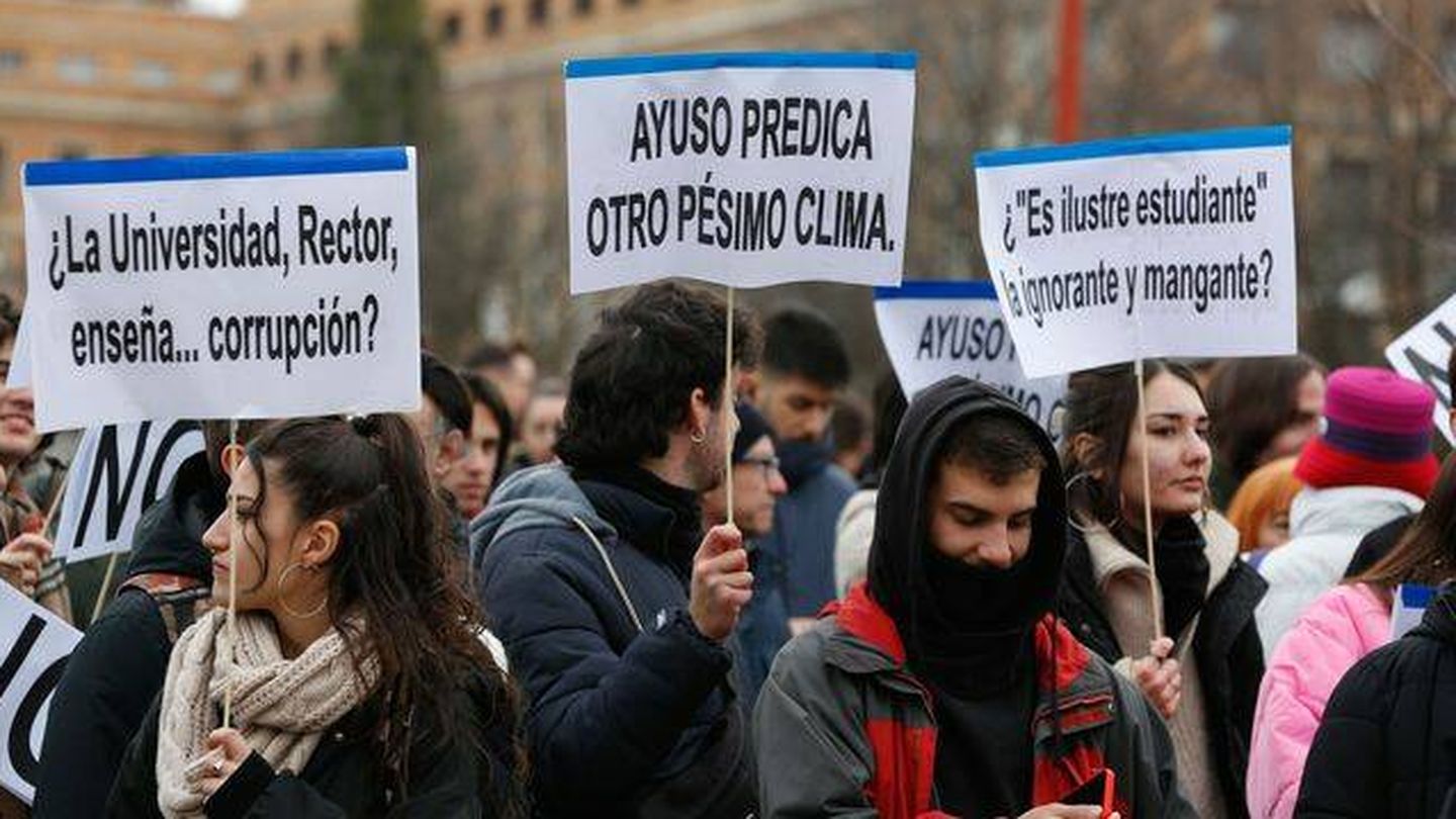 Protestas ante la Facultad de Ciencias de la Información de la Universidad Complutense. (EFE/Eduardo Oyana)