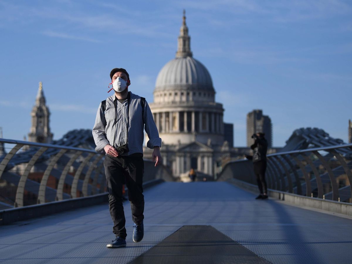 Foto: Un hombre camina por el Puente del Milenio de Londres (EFE)