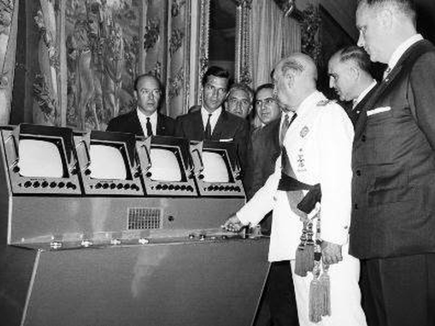 Franco inaugura las emisoras de UHF en 1966 ante la mirada de Suárez, director de la Primera Cadena de TVE. Le acompañan Fraga, Aparicio Bernal y Rosón