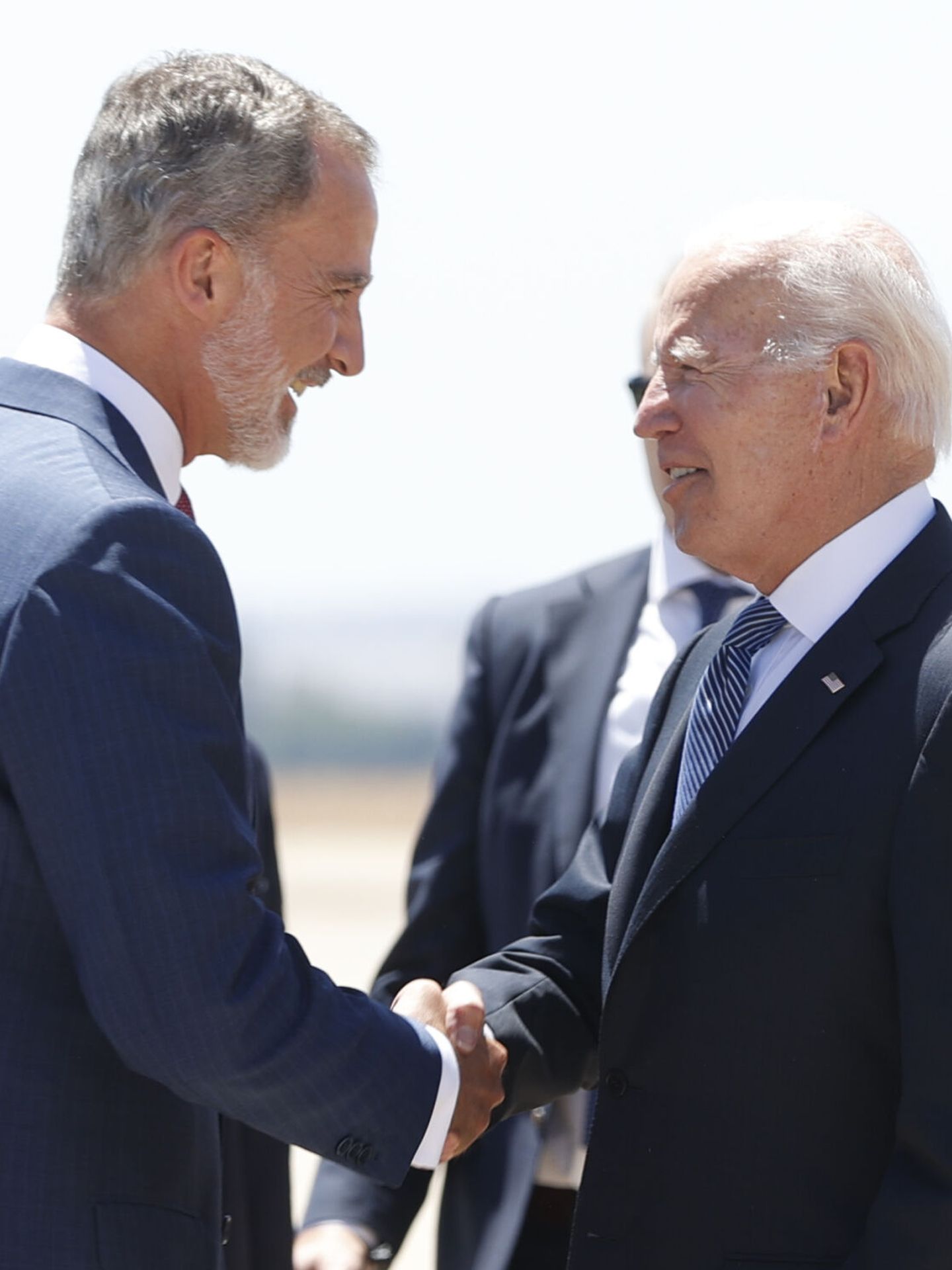 El rey Felipe VI recibe al presidente de Estados Unidos, Joe Biden, en la Base Aérea de Torrejón de Ardoz. (EFE/Pool/J.J.Guillén)