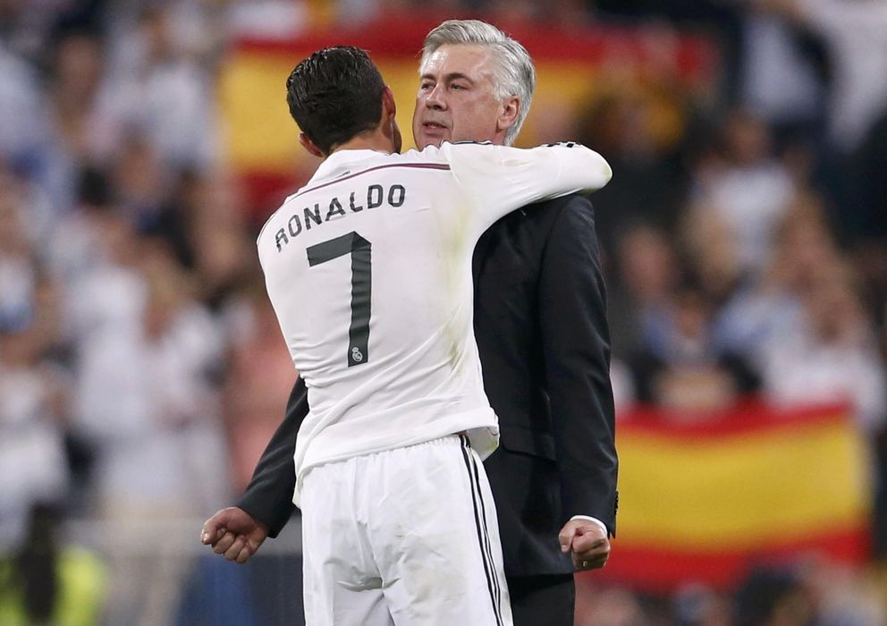 Foto: Cristiano Ronaldo y Carlo Ancelotti se abrazan al término del último Clásico de Liga.