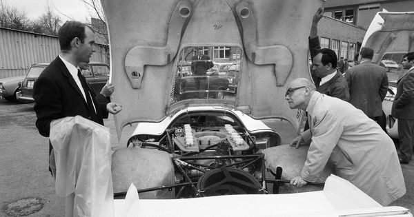 Foto: Ferdinand Piech aprecia su gran obra, la primera unidad del Porsche 917 de competición con su motor trasero de doce cilindros. 