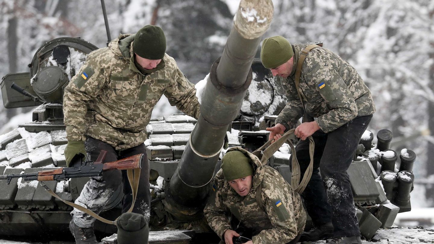 Soldados ucranianos en Desna, en la región de Chernígov. (Reuters/ Valentyn Ogirenko)