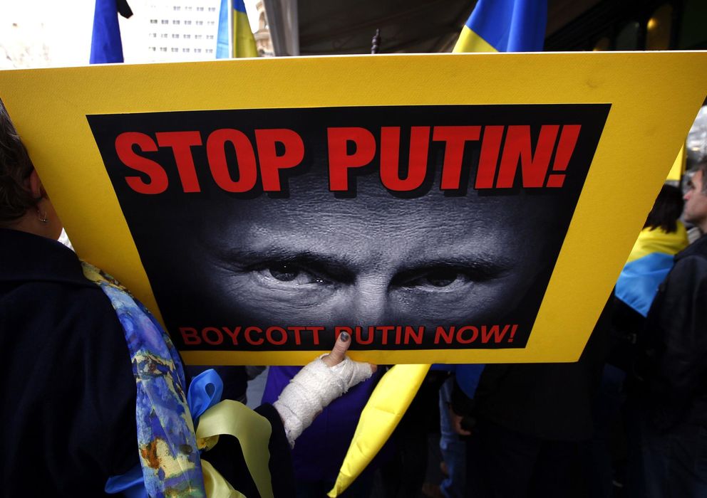Foto: Manifestantes ucranianos protestan contra la figura de Putin. (Reuters)
