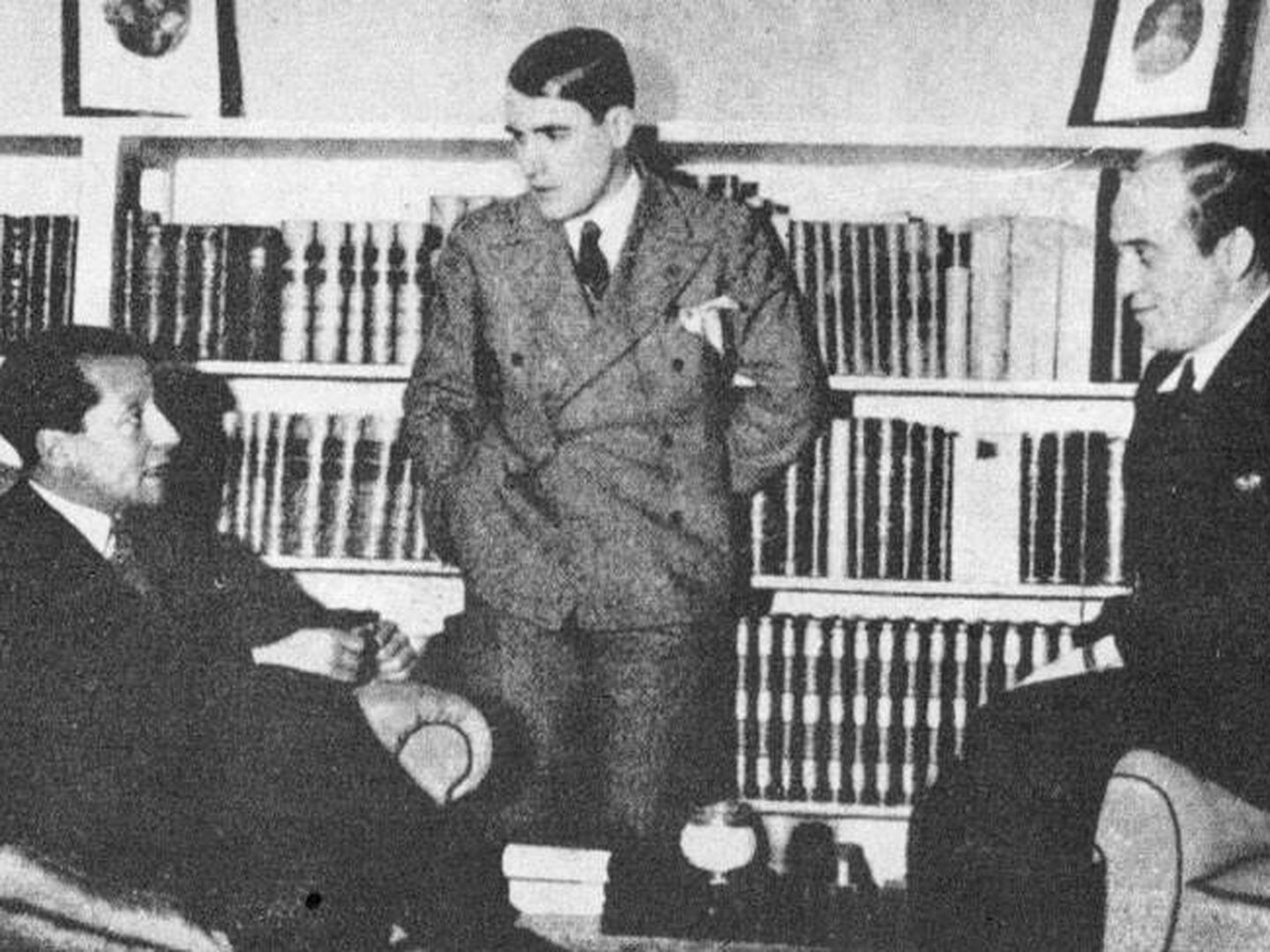 Ramiro Ledesma Ramos, en el centro, junto a José Antonio Primo de Rivera.