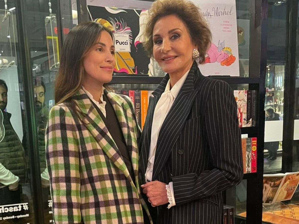 Foto: Sassa de Osma y Naty Abascal, en la libreria Taschen de Madrid. (Instagram/@sassadeo)