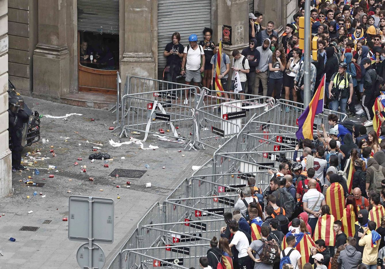 Protección ante la comisaria de la Policía Nacional en Barcelona. (EFE)