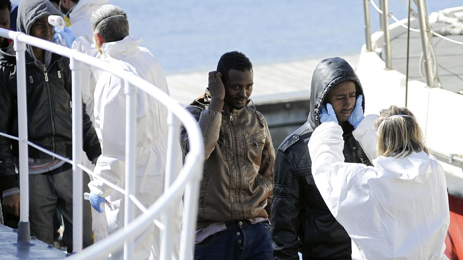 Foto: Exámenes médicos a inmigrantes en el puerto de Palermo. (Reuters)