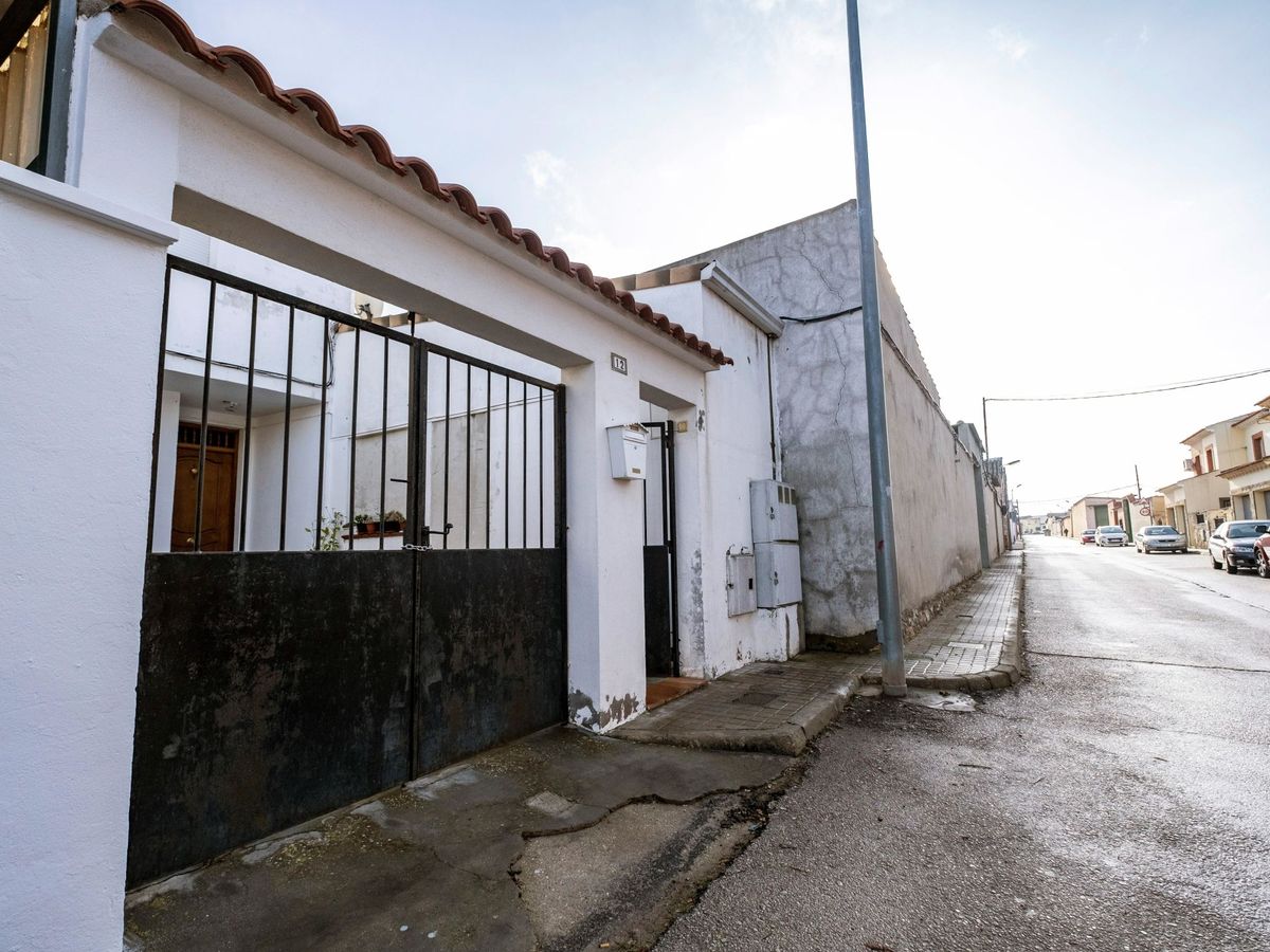 Foto: La casa donde ha tenido lugar el suceso en La Puebla de Almoradiel. (EFE)