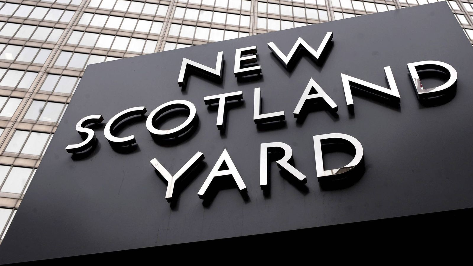 Foto:  Vista de un rótulo en el exterior de las dependencias del Nuevo Scotland Yard en Londres,