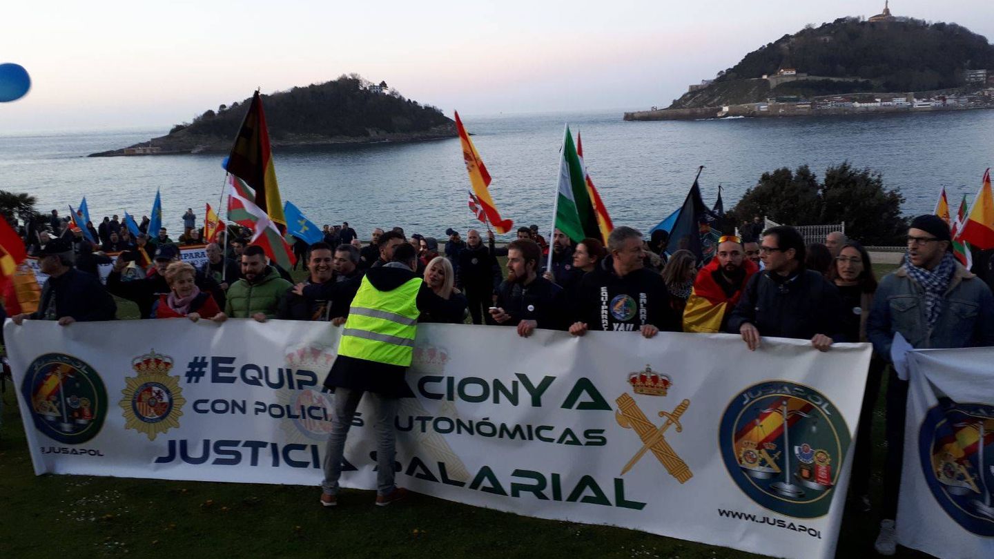 Los manifestantes llegan al Palacio Miramar, final de la marcha, con la bahía al fondo. (J. M. A.)