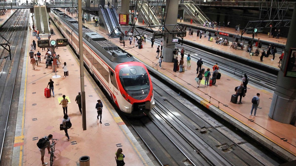 La avería en Cercanías Madrid enfurece a los viajeros: "El transporte público funciona fatal"