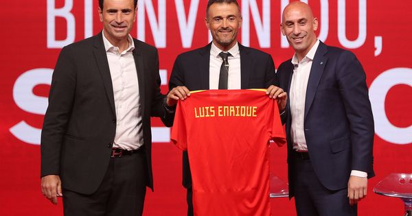 Foto: Luis Enrique posa con Luis Rubiales -presidente- y Molina -director deportivo- en su presentación como seleccionador. (Efe)