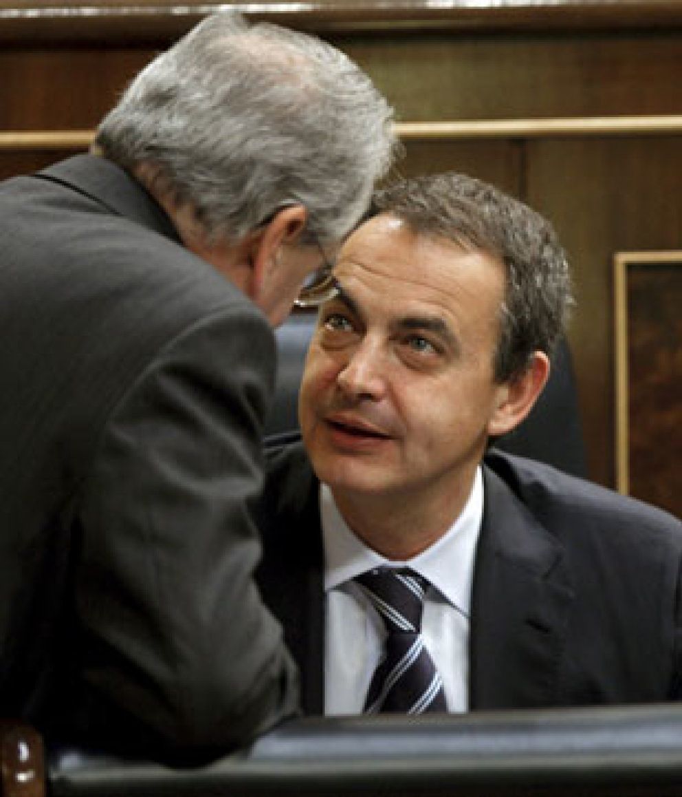 Foto: Guerra se desmarca de Zapatero y censura las "presiones" de la prensa catalana al TC