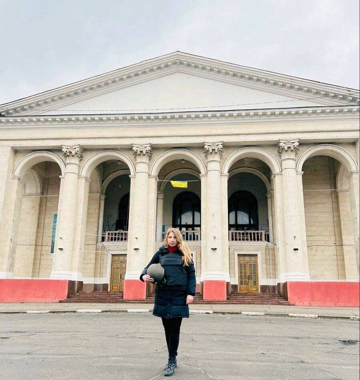 La escritora ucraniana Victoria Amelina ante un teatro afectado por la invasión rusa.
