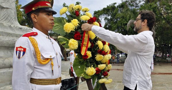 Foto: El embajador de España en Cuba, Juan José Buitrago, coloca una ofrenda floral en el monumento al prócer cubano José Martí con motivo del Día de la Hispanidad. (EFE)