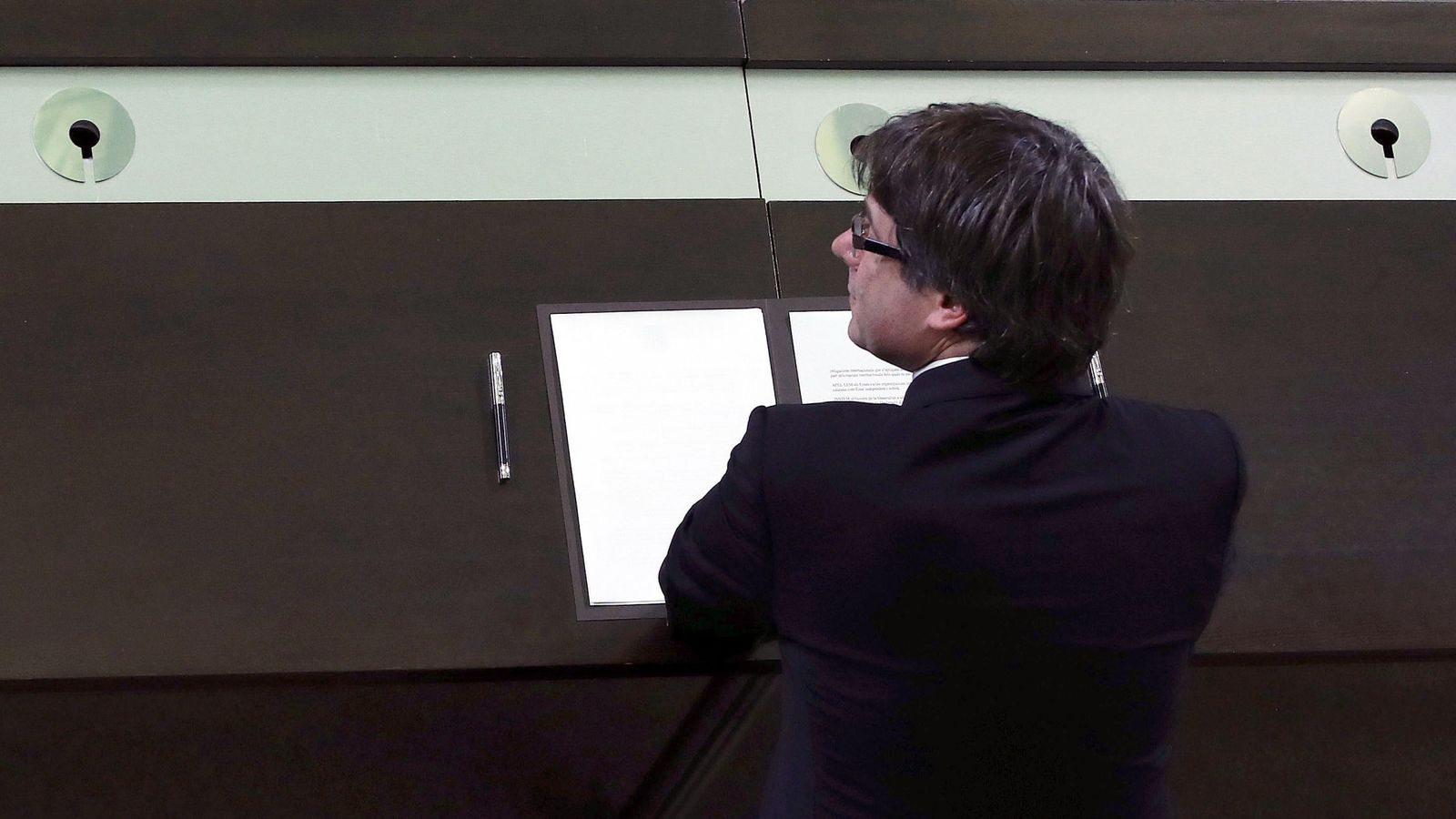 Foto: El presidente de la Generalitat, Carles Puigdemont, firma el documento sobre la independencia. (EFE)