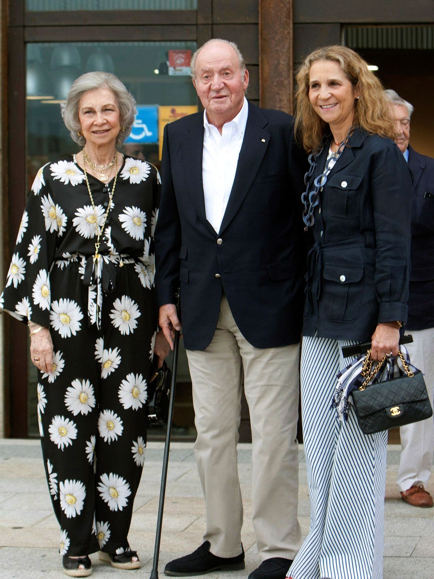 La reina Sofía, el rey Juan Carlos y la infanta Elena, en Sanxenxo este verano. (EFE)