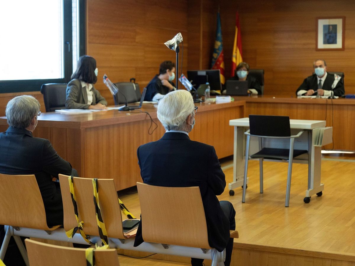 Foto: En la imagen los dos acusados, Recaredo del Potro (d) y José Luis Martínez Dalmau, en la sala de la Audiencia. (EFE/Domenech Castelló)