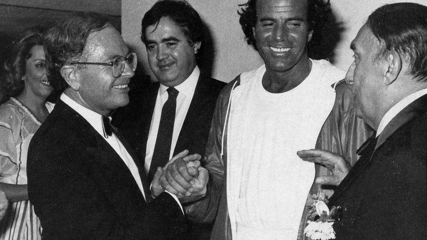 Julio Iglesias con Alfredo Fraile situado a la derecha.