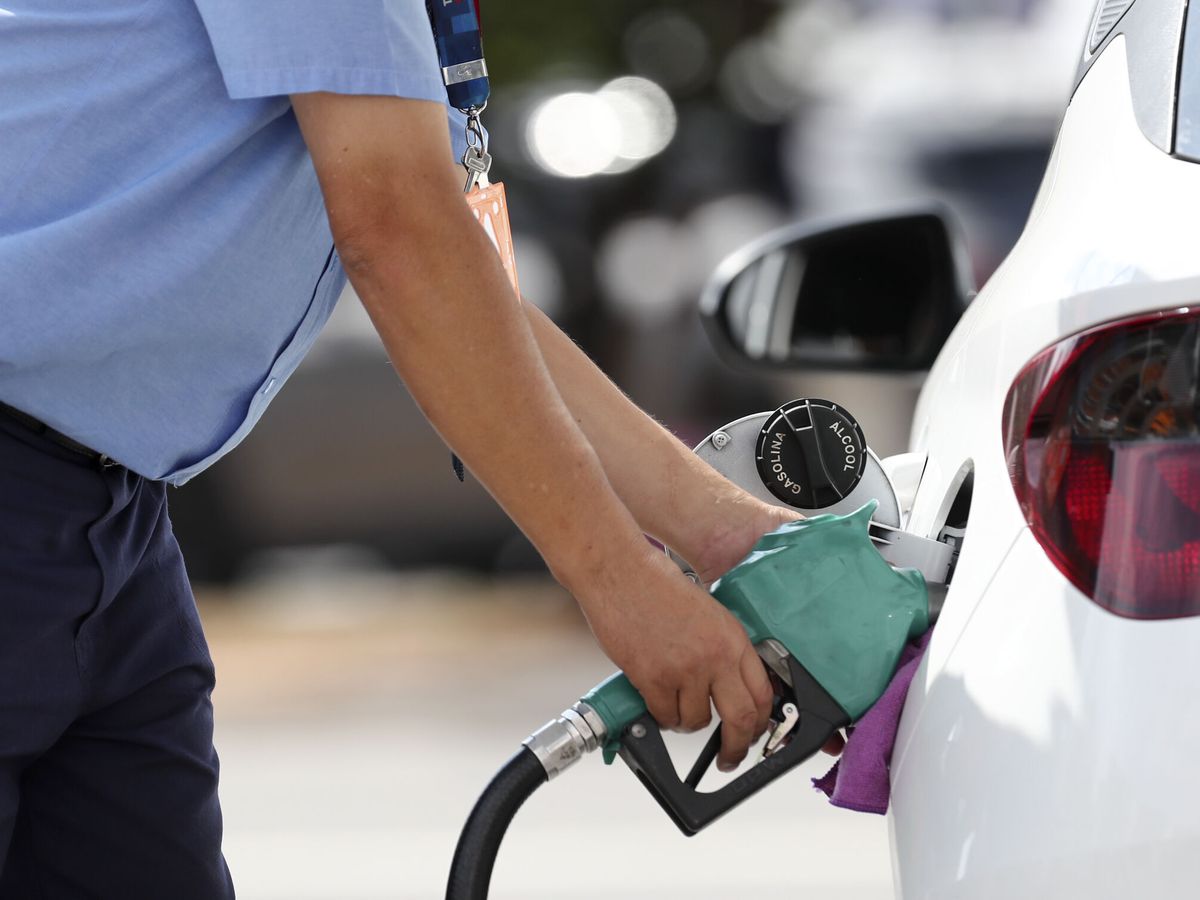 Foto: Un gasolinero abastece de combustible un vehículo. (EFE)