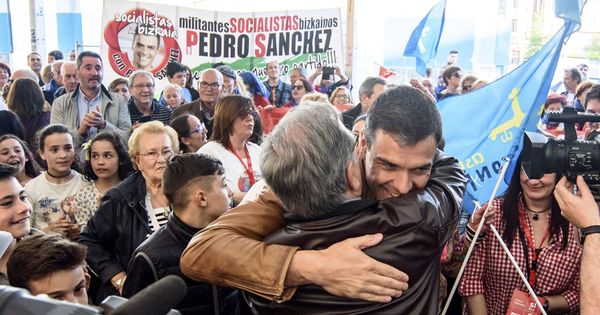 Foto: Pedro Sánchez saluda a los militantes y simpatizantes socialistas a su llegada al acto de Basauri, Bizkaia, el pasado 7 de abril. (EFE)
