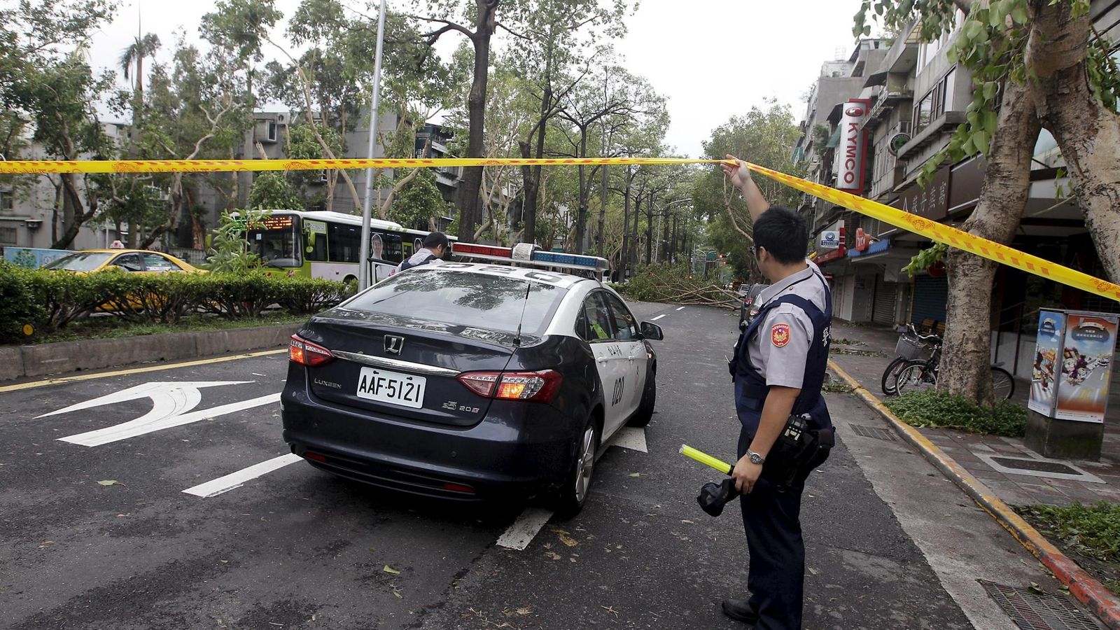 Foto: Un oficial de policía acordona una carretera bloqueada por árboles caídos tras el paso del tifón Dujuan en Taipei, en septiembre de 2015 (Reuters)