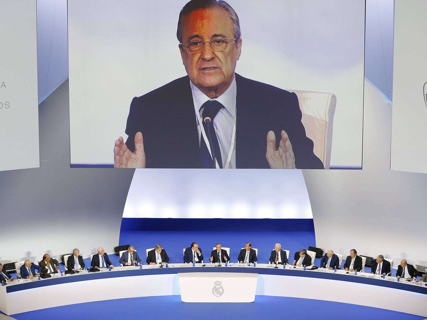 El presidente del Real Madrid, Florentino Pérez, se dirige a los socios durante la Asamblea. (EFE)