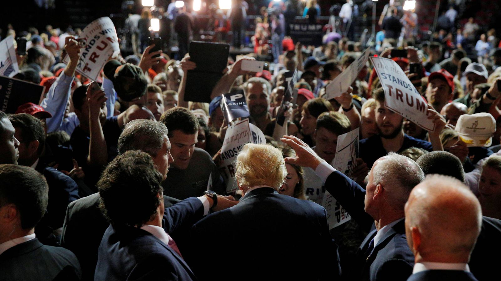 Foto: El candidato republicano Donald Trump saluda a simpatizantes durante un acto de campaña en Bangor, Maine (Reuters).
