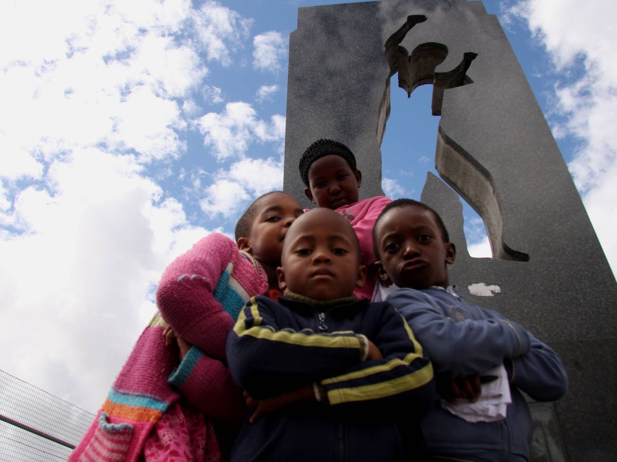 Foto: Niños frente al monumento a la infancia en Langa, Sudáfrica. (Javier Brandoli)