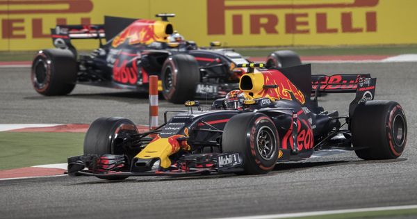 Foto: Verstappen y Ricciardo, en el Gran Premio de Baréin. (EFE)