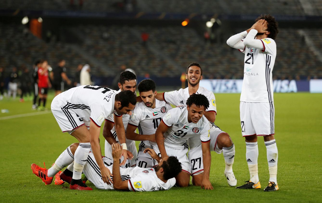 Los jugadores del Al Jazira celebran incrédulos su victoria ante el Urawa Red Diamonds que le dio acceso a semifinales del Mundial de Clubes (Reuters)