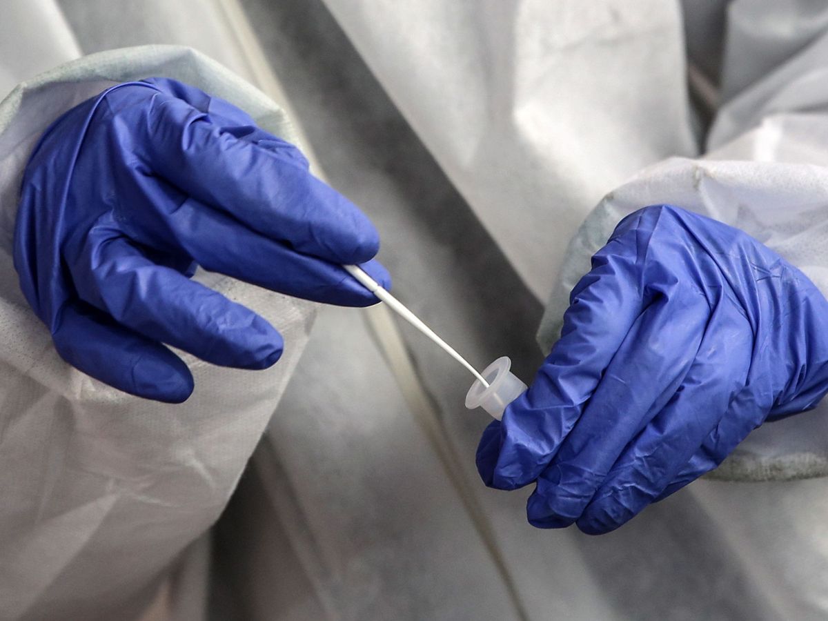 Foto: Un enfermero realizando un test de antígenos. (EFE) 
