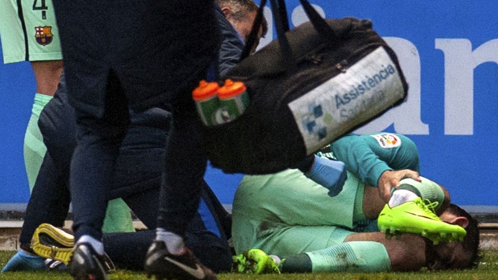 Foto: Aleix Vidal, tras caer lesionado en el Alavés-Barcelona (EFE)
