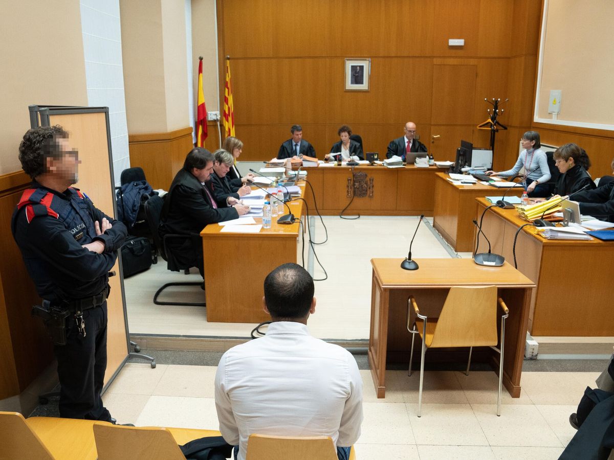 Foto: El exfutbolista Dani Alves, durante el juicio en la Audiencia de Barcelona. (Europa Press/David Zorrakino)