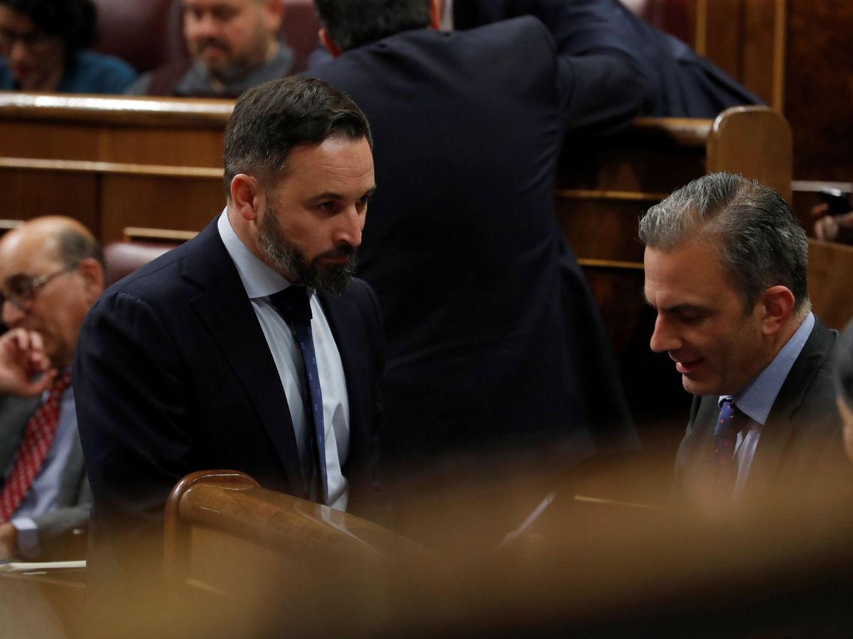 Foto: El presidente del partido de extrema derecha español Vox, Santiago Abascal (2i), y el diputado Javier Ortega Smith (d). (EFE)