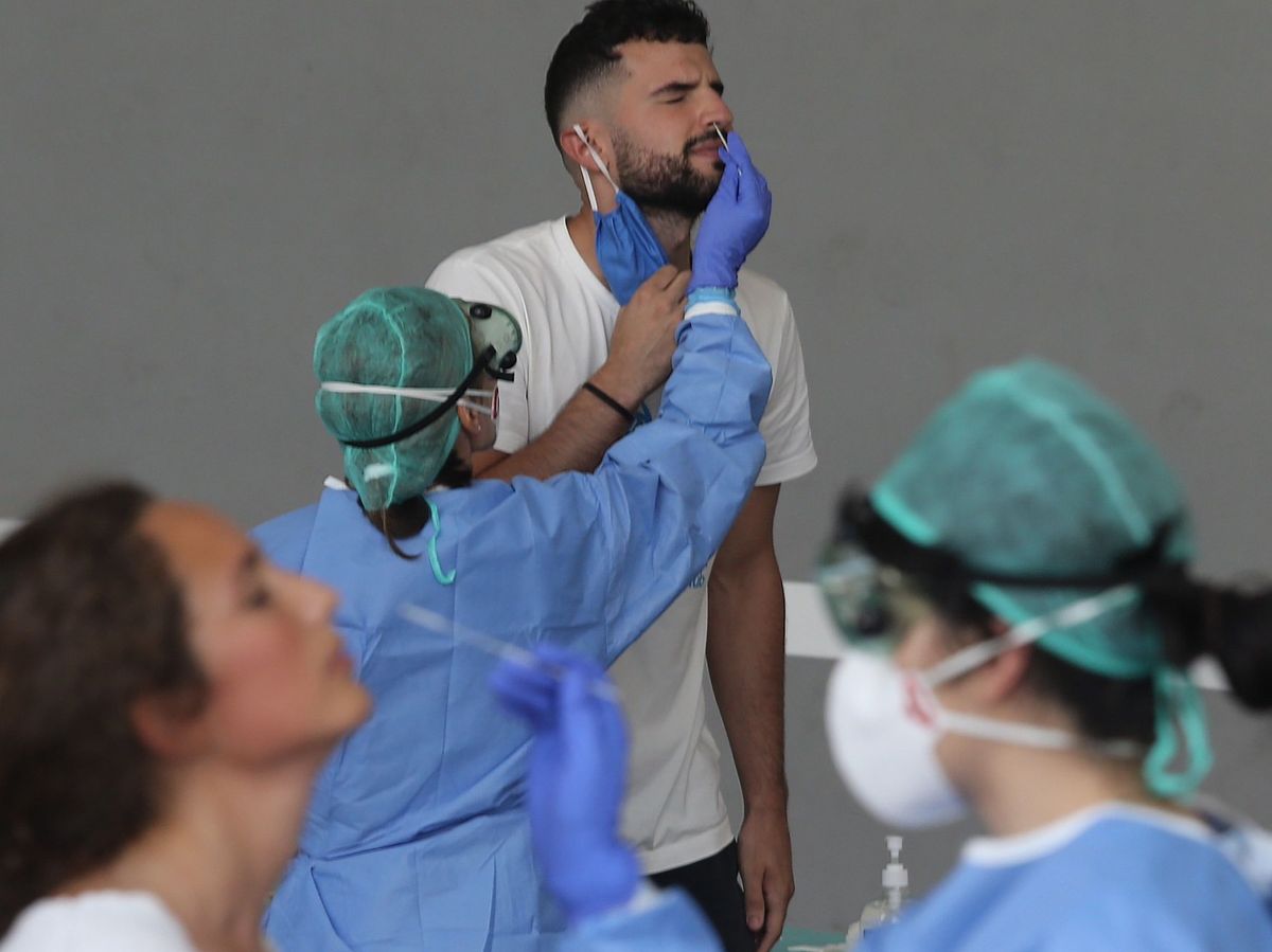 Foto: Una trabajadora sanitaria realiza un test en País Vasco (EFE)