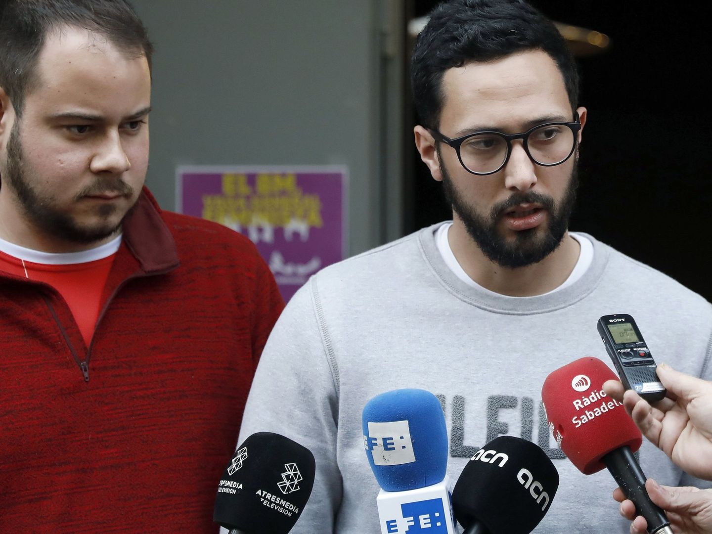 Los raperos Valtònyc (d) y Pablo Hasel (i), condenado a prisión por sus canciones. (EFE)
