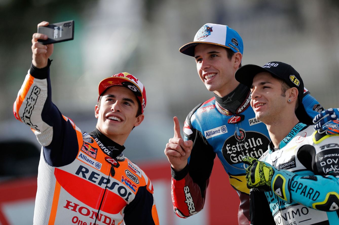 Márc Márquez se saca un 'selfie' junto a su hermano Álex y Dalla Porta, campeón de Moto3. (EFE)