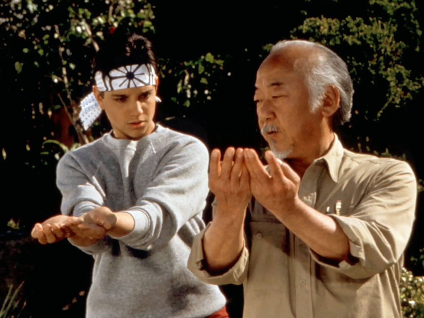 Morita junto a Ralph Macchio (Daniel-san) en 'Karate Kid'. (Columbia)