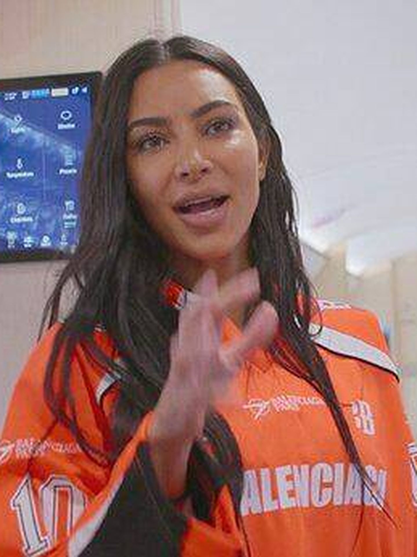 Kim Kardashian, con una camiseta de fútbol de Balenciaga. (Disney Plus)